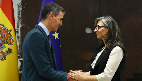 El presidente del Gobierno, Pedro Sánchez, saluda a la relatora especial de las Naciones Unidas para los territorios Palestinos Ocupados, Francesca Albanese. | Pool Moncloa/Fernando Calvo. La Moncloa, Madrid - 7.5.2026