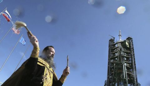 Un sacerdote ortodoxo bendice el Soyuz MS-06 en el cosmódromo de Baikonur (Kazajistán). EFE