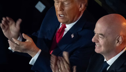  Dos hombres trajeados aplaudiendo Donald Trump y Gianni Infantino, el presidente de la FIFA, asisten al sorteo de la Copa Mundial de la FIFA 2026 en el Centro John F. Kennedy para las Artes Escénicas en Washington, DC, el 5 de diciembre de 2025. lev radin/Shutterstock