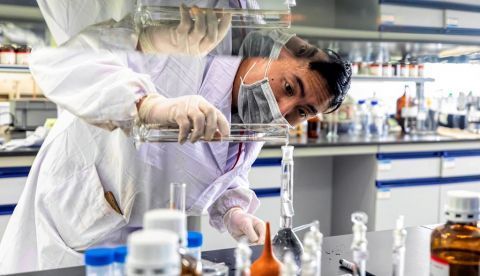 Imagen que muestra a un hombre mientras trabaja en un laboratorio de investigación en Lianyungang (China). EFE/ Aleksandar Plavevski