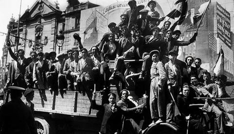 Vizcaya: Manifestantes republicanos muestran su alegría en la calle de Alcalá por la victoria de sus candidaturas en las elecciones municipales.14 abril 1931.
