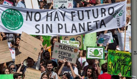 Manifestación convocada por el movimiento Fridays For Future, para exigir a los políticos que adopten medidas para "rescatar el planeta" de los efectos del cambio climático. EFE/Raúl Caro/Archivo 	   