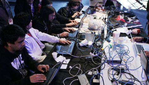 Imagen de archivo de un grupo de hackers. EPA/Leo La Valle