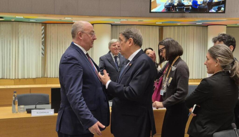El ministro de Agricultura, Pesca y Alimentación, Luis Planas, asiste al Consejo de Ministros de Agricultura y Pesca de la Unión Europea, en Bruselas. / © lamoncloa.gob.es. Ministerio de la Presidencia.
