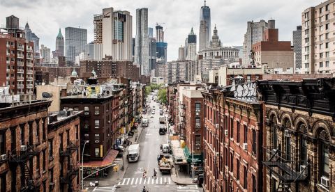 La calle principal de Chinatown es Canal Street, que lleva el nombre de un canal excavado por los primeros neoyorquinos en el siglo XIX para drenar el agua contaminada de una laguna situada en el corazón de Manhattan hacia el río Hudson. A medida que la ciudad se expandió, el canal se cimentó para convertirse en una de las calles más populares de Nueva York.