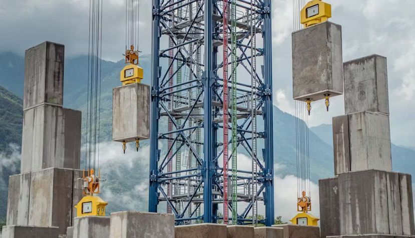 La torre EV1CDU, instalada en Suiza por la compañía Energy Vault, tiene 120 metros de alto y puede alzar 5 000 bloques de 35 toneladas como forma de generar energía. Energy Vault, Author provided (no reuse)