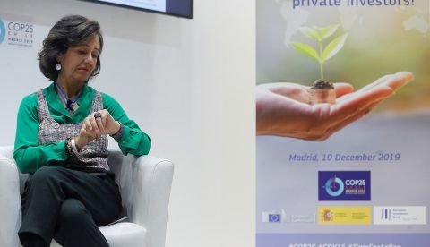 La presidenta del Banco Santander, Ana Patricia Botín observa su reloj durante el panel 'Finanzas sostenibles. Financiación del Acuerdo de París: ¿cómo movilizar a los inversores privados?' con motivo de la Cumbre del Clima COP25, celebrada en Ifema, en Madrid, en 2019. EFE/Juan Carlos Hidalgo/Archivo