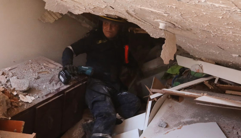 Un miembro del equipo de rescate busca entre los escombros tras el terremoto que sacudió Cali, Colombia, el lunes 10 de agosto de 2026. Santiago Saldarriaga/AP