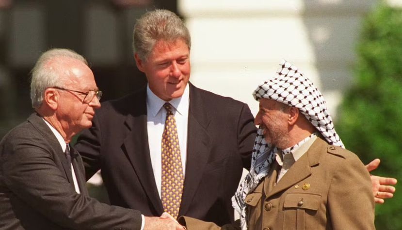 De izquierda a derecha: el primer ministro israelí Yitzhak Rabin, el presidente estadounidense Bill Clinton y el presidente de la OLP Yasser Arafat en la ceremonia de firma del acuerdo de paz de 1993 entre Israel y los palestinos en los jardines de la Casa Blanca. Ron Edmonds/AP