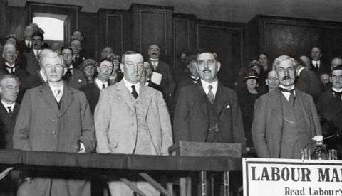 De izquierda a derecha y en primera línea, John Robert Clynes, Arthur Henderson, Charlie Cramp y Ramsey MacDonald.