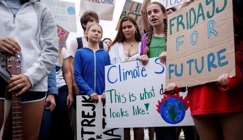 Washington (Estados Unidos), 13/09/2019.- Greta Thunberg (L), activista del cambio climático de Suecia de 16 años, participa en una huelga escolar para la reforma climática en la Elipse cerca de la Casa Blanca en Washington, DC, EE. UU. , 13 de septiembre de 2019. Thunberg desencadenó un movimiento global cuando sacó los viernes de su escuela en Estocolmo para promover la reforma climática. (Protestas, Suecia, Estados Unidos, Estocolmo) EFE / EPA / SHAWN THEW