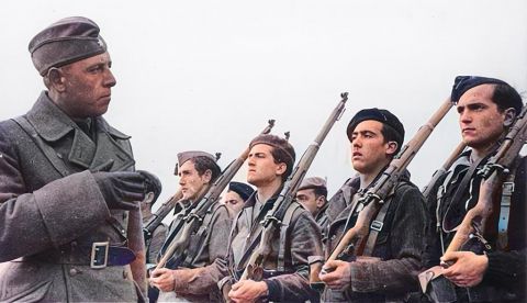Cadetes españoles del bando sublevado recibiendo instrucción por un oficial alemán de la Legión Cóndor.