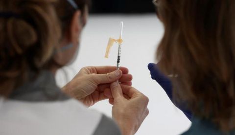 Científicos hallan un anticuerpo eficaz contra todas las variantes de covid