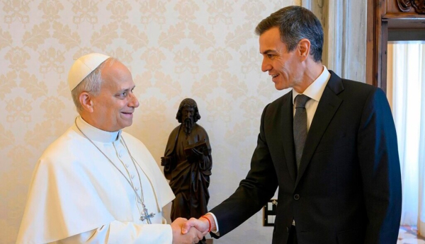 El presidente del Gobierno, Pedro Sánchez, saluda a Su Santidad el papa León XIV. | Servizio Fotografico Vaticano / Dicastero per la Comunicazione. Santa Sede, El Vaticano - 27.5.2026