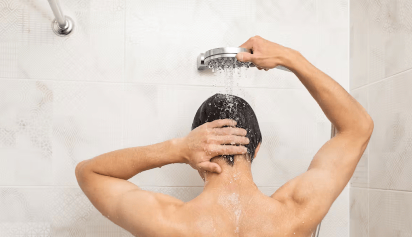 Ducharse es una parte importante de una buena rutina de higiene. Valerii_k/ Shutterstock