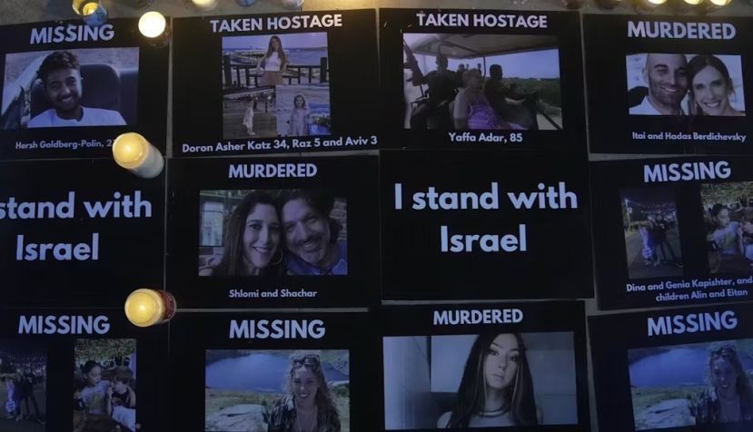  Fotos colocadas en una acera junto a velas durante la “Vigilia de la comunidad judía” por Israel en Londres el 9 de octubre de 2023. AP Photo/Kin Cheung