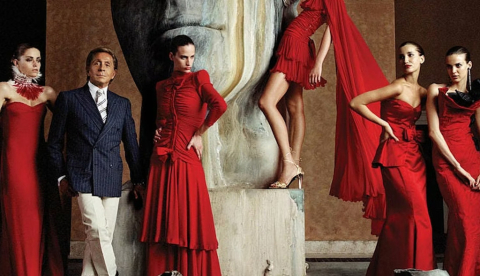 Valentino en una imagen promocional de Valentino: el último emperador, con modelos vistiendo diseños ‘rojo Valentino’. Valentino Movie