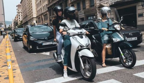 Aspecto de una calle de Barcelona el 5 de junio de 2022. Shutterstock / Juan Gordillo