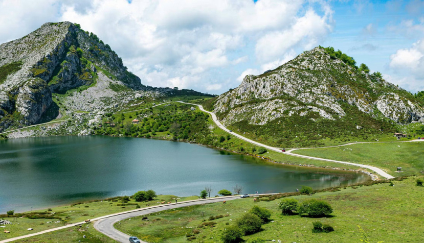 Lago Enol, en Picos de Europa, en Asturias (España). Chris WM Willemsen/Shutterstock