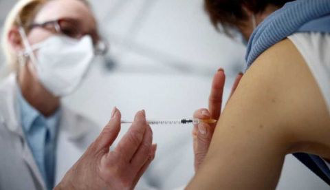 La vacunación reduce en un 75% los ingresos y en un 90% las muertes por covid
