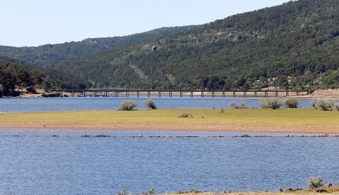 En la imagen, embalse de la Cuerda del Pozo (Soria), en la zona de Vinuesa, en la cuenca hidrográfica del duero (CHD). EFE/ Wifredo García/Archivo