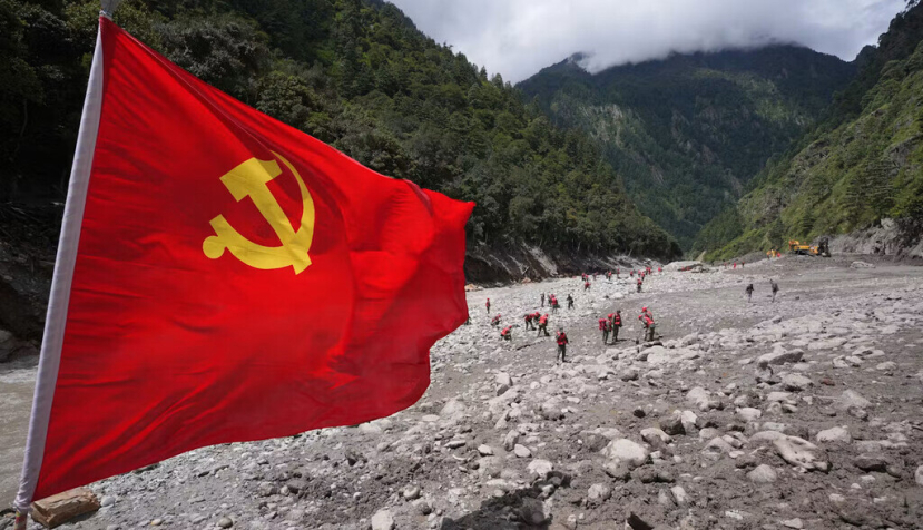 La police chinoise mène des opérations de recherche et de sauvetage près du port de Gyirong au Tibet, le 28 août 2026. CNS/AFP