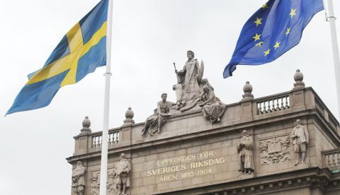 Banderas de Suecia y la Unión Europea ondean en el exterior del Riksdag, la cámara legislativa sueca. Esveriges Riksdag / Melker Dahlstrand.
