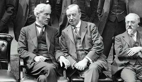 De izquierda a derecha Ramsay MacDonald, Primer Ministro, Secretario de Relaciones Exteriores y Líder de la Cámara de los Comunes con Arthur Henderson, Ministro del Interior y Sidney Webb, Presidente de la Junta de Comercio, posan para la cámara en el jardín de Downing Street, tras la elección del primer Gobierno del Partido Laborista 23 de enero de 1924 / Foto de Daily Mirror.