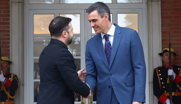 El presidente del Gobierno, Pedro Sánchez, recibe al presidente de Ucrania, Volodímir Zelenski, a su llegada al Palacio de la Moncloa. | Pool Moncloa / Fernando Calvo. La Moncloa, Madrid.