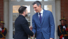 El presidente del Gobierno, Pedro Sánchez, recibe al presidente de Ucrania, Volodímir Zelenski, a su llegada al Palacio de la Moncloa. | Pool Moncloa / Fernando Calvo. La Moncloa, Madrid.