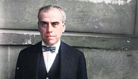 Antonio Fabra Ribas —en fuentes en catalán aparece como Antoni Fabra Ribas— fotografiado en París en 1927. / Wikipedia. / Foto coloreada por El Obrero.