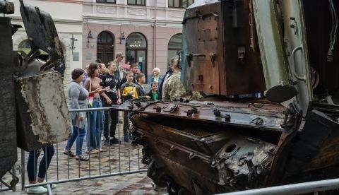 Un grupo de personas asiste a una exposición de equipos rusos destruidos por las fuerzas armadas de Ucrania, en Lviv, Ucrania, el 11 de agosto de 2022. Olena Znak / Anadolu Agency via Getty Images