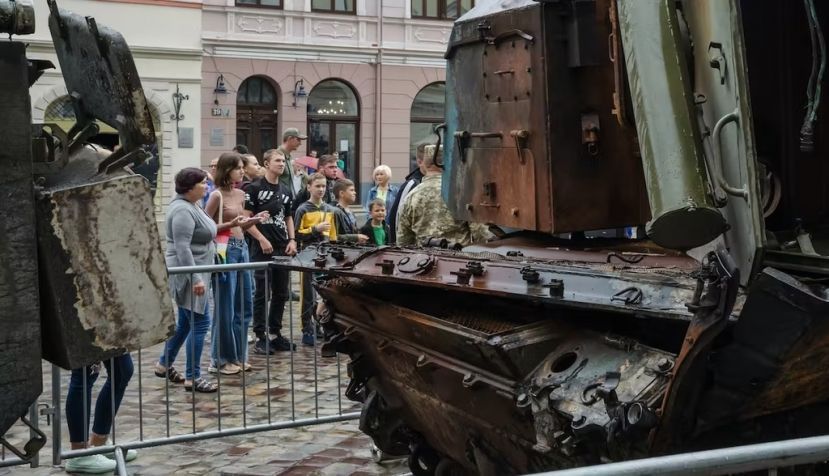 Un grupo de personas asiste a una exposición de equipos rusos destruidos por las fuerzas armadas de Ucrania, en Lviv, Ucrania, el 11 de agosto de 2022. Olena Znak / Anadolu Agency via Getty Images
