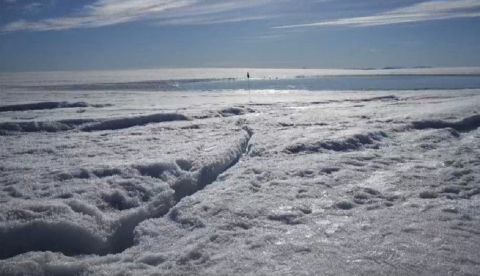 Gracias a los drones construidos especialmente para soportar las condiciones extremas en el Ártico, los investigadores pudieron observar cómo se forman las fracturas bajo los lagos de agua derretida en la capa de hielo de Groenlandia. EFE/EUREKALERT.ORG