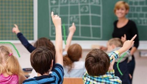 Los maestros de refuerzo siguen en la mayoría de las autonomías aunque bajan el 17%