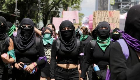 Feministas marchan en México en protesta por el feminicidio de salvadoreña
