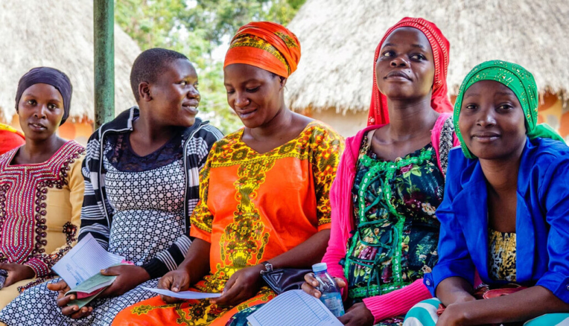 Mujeres embarazadas esperan para hacerse una ecografía en el hospital de Kolonyi, en Uganda. Dennis Wegewijs/Shutterstock