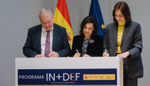 El ministro de Industria y Turismo, Jordi Hereu, la ministra de Defensa, Margarita Robles, y la ministra de Ciencia, Innovación y Universidades, Diana Morant, durante la firma del acuerdo. / © lamoncloa.gob.es. Ministerio de la Presidencia.