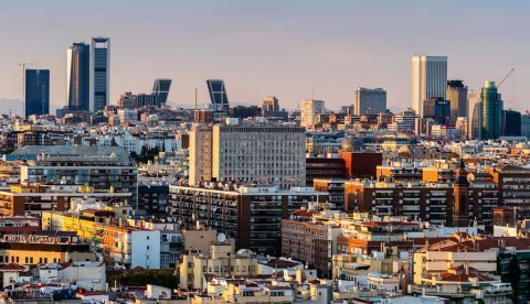 Vista panorámica aérea del centro de Madrid al atardecer, 2020. JJFarq/Shutterstock