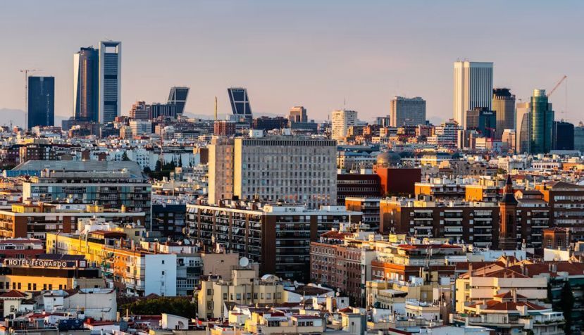 Vista panorámica aérea del centro de Madrid al atardecer, 2020. JJFarq/Shutterstock