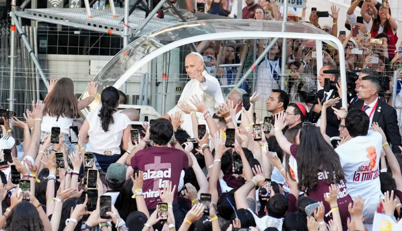 El papa saluda desde el papamovil durante su visita a Madrid. Marcos Nogales, Author provided (no reuse)