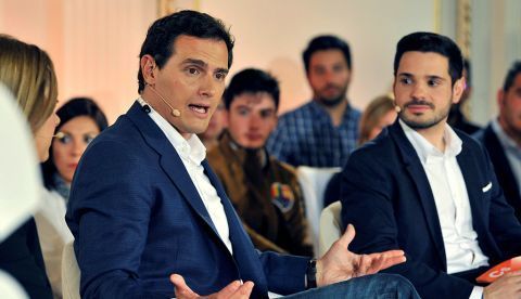 ALBACETE, 16/04/2019.- El presidente de Ciudadanos y candidato a la Presidencia del Gobierno de España, Albert Rivera (i), junto al candidato de Cs por Madrid, Pablo Sarrión (d), durante un Encuentro Ciudadano, este martes en Albacete. EFE/ Manu