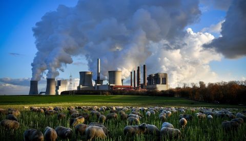 Varias columnas de humo se desprenden de una fábrica en Bergheim (Alemania). EFE/ Sascha Steinbach/Archivo 	   