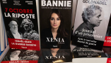 L’ouvrage de Xenia Fedorova, Bannie, présenté sur le stand de Fayard à côté d’autres livres publiés par cette maison d’édition propriété de Vincent Bolloré, lors du Festival du Livre de Paris 2025, au Grand Palais à Paris, le 12 avril 2025. Xavier Galiana/AFP