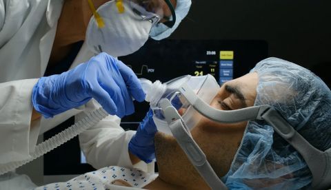 Nuevos tratamientos para el COVID-19 se usan en distintas fases de la enfermedad, incluso hay tratamientos que pueden mantenerte fuera del hospital. Juan Monino via Getty Images