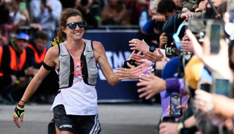 La neozelandesa Ruth Croft celebra su victoria tras ganar la 22ª edición de la Ultra-Trail du Mont-Blanc (UTMB) femenina el 30 de agosto de 2025 en Chamonix, Alta Saboya. La UTMB es una carrera de montaña de 174 kilómetros que atraviesa Francia, Italia y Suiza. Jeff Pachoud/AFP
