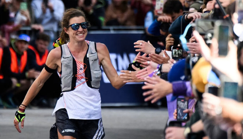 La neozelandesa Ruth Croft celebra su victoria tras ganar la 22ª edición de la Ultra-Trail du Mont-Blanc (UTMB) femenina el 30 de agosto de 2025 en Chamonix, Alta Saboya. La UTMB es una carrera de montaña de 174 kilómetros que atraviesa Francia, Italia y Suiza. Jeff Pachoud/AFP