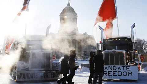 La gente se manifiesta contra los mandatos provinciales y federales de la vacuna COVID-19 y en apoyo de los manifestantes de Ottawa frente a la Legislatura de Manitoba en Winnipeg el 4 de febrero. THE CANADIAN PRESS/John Woods