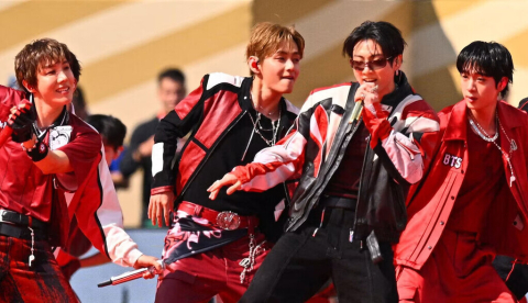 Miembros de BTS actuando en la final de la Copa Mundial de 2026. dpa picture alliance