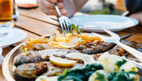 En verano, y especialmente durante las olas de calor y los periodos de calor extremo, los alimentos deben mantenerse frescos y sacarse del refrigerador justo antes de consumirlos. Natalia Deriabina/Shutterstock (prohibida su reutilización)